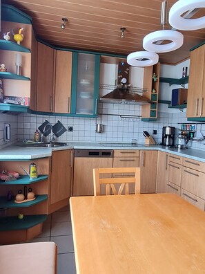 Fridge, microwave, oven, stovetop - Living on the Roman route, 75 sqm, next to the Hellinghauser Mersch nature reserve (Hellinghausen)