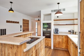 Køleskab, mikrobølgeovn, ovn, kogeplade