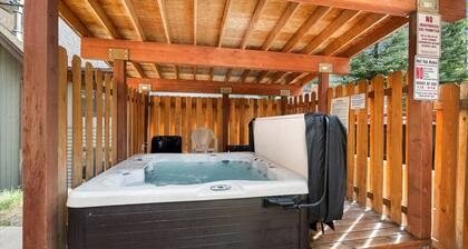 Tasteful 3 bedroom/2 bath condo + Hot Tub on Whitefish Mountain Resort