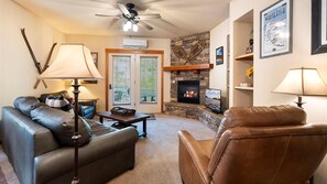 Smart TV, chimenea y libros