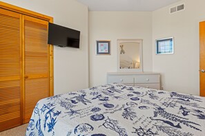 3 bedrooms, desk, WiFi, bed sheets