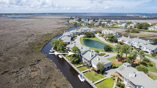 New Listing🌟Waterfront🌟Boat Slip, Dogs ✔️, Fishing, Shared Pool, Beaches🌊☀️🐬
