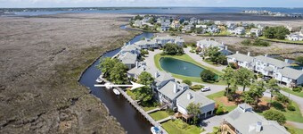 New Listing🌟Waterfront🌟Boat Slip, Dogs ✔️, Fishing, Shared Pool, Beaches🌊☀️🐬
