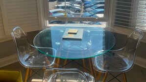A room with a glass table and chairs, a view of parked cars and a street through a window. - Serenity by the Sea - Broadstairs (Kent)