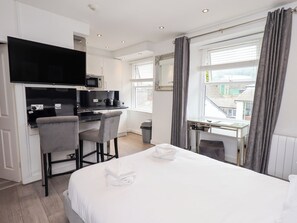 1 habitación, decoración personalizada y muebles diferentes