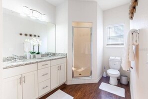 Shower, hair dryer, towels, soap - Renovated 4-Bdr Home - Sleeps 12 at Lucaya Vilage! (Kissimmee)