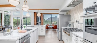 Resort Style Retreat, Red Rock Views Inside & Out+Salt Water Pool+Hot Tub