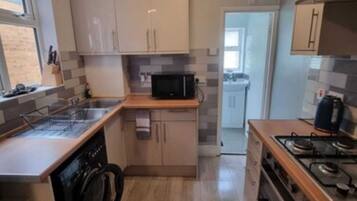 Comfort House, 4 Bedrooms | Private kitchen