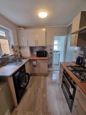 Nhà tiện nghi đơn giản, 4 phòng ngủ | Bếp riêng