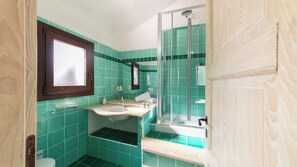 Shower, bidet, towels - Villa Isa 6, Emma Villas (Altura)