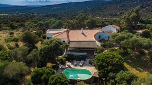 An aerial view of a villa with a swimming pool, surrounded by lush greenery and hills in the background. - Villa Isa 6, Emma Villas (Altura)