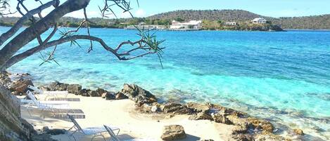Playa en los alrededores, camastros y toallas de playa