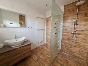 Een douche, een haardroger, handdoeken, zeep
