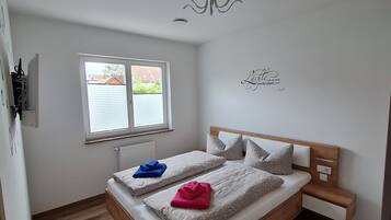 2 bedrooms, travel cot, free WiFi, bed sheets