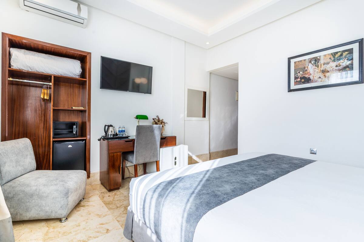 Minibar, caja fuerte, escritorio y espacio para trabajar con un portátil
