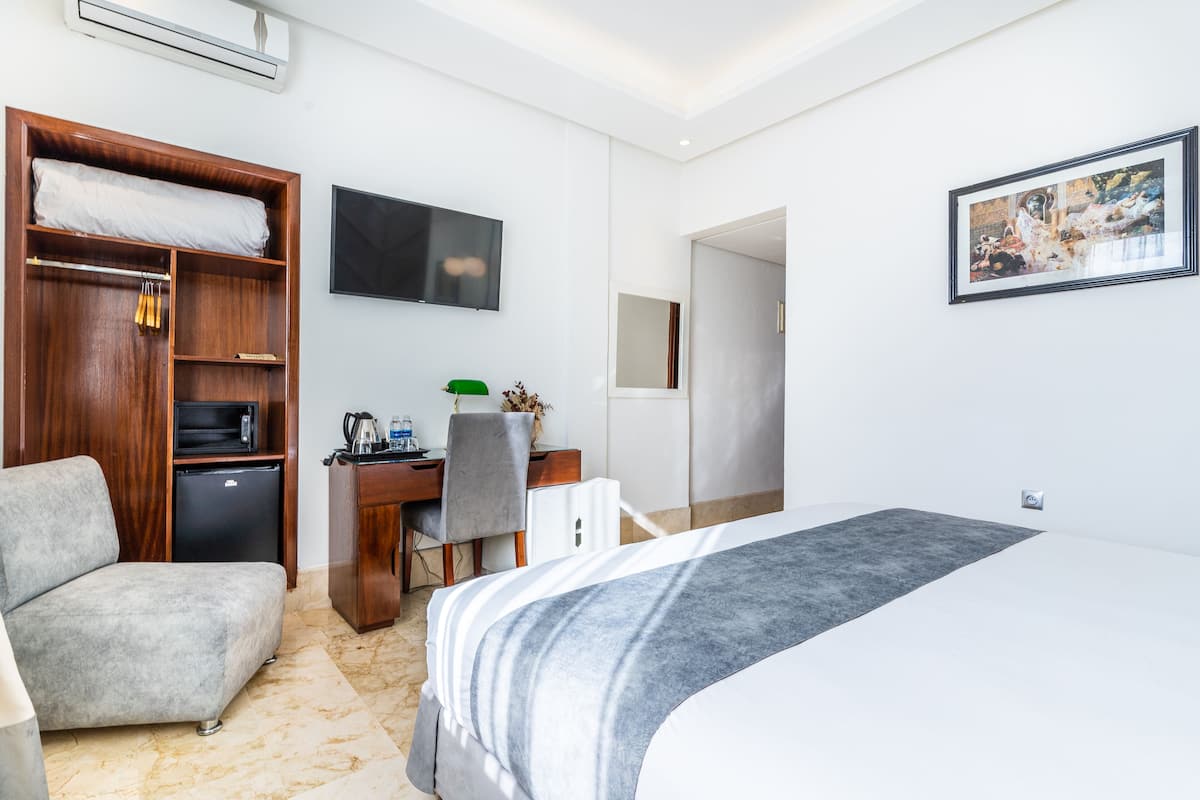 Minibar, caja de seguridad en la habitación y escritorio