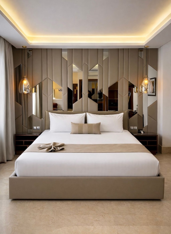 Un dormitorio moderno con una cama grande, paneles geométricos en la pared e iluminación colgante.