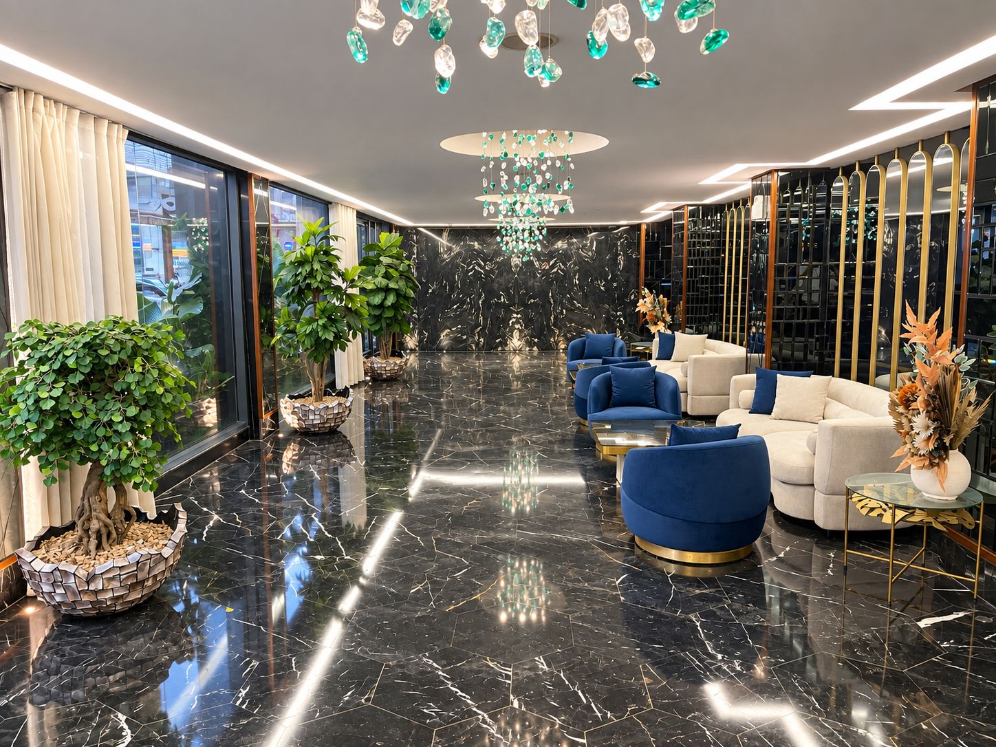 Un vestíbulo moderno con piso de mármol, asientos azul y blanco, y plantas decorativas.