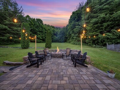 2 Hot Tubs, Pool, Fire Pit, 9 Ensuite Bathrooms, Game Room, Trails, Sleeps 25!