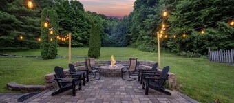 2 Hot Tubs, Pool, Fire Pit, 9 Ensuite Bathrooms, Game Room, Trails, Sleeps 25!