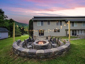 Terrace/patio - 9 Suite Mountain Lodge with 10 Bathrooms, Pool, Fire Pit, 2 Hot Tubs, Game Room (Banner Elk)