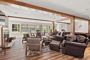 Smart TV, chimenea y libros 