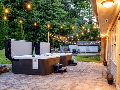 2 Hot Tubs, Pool, Fire Pit, 9 Ensuite Bathrooms, Game Room, Trails, Sleeps 25!