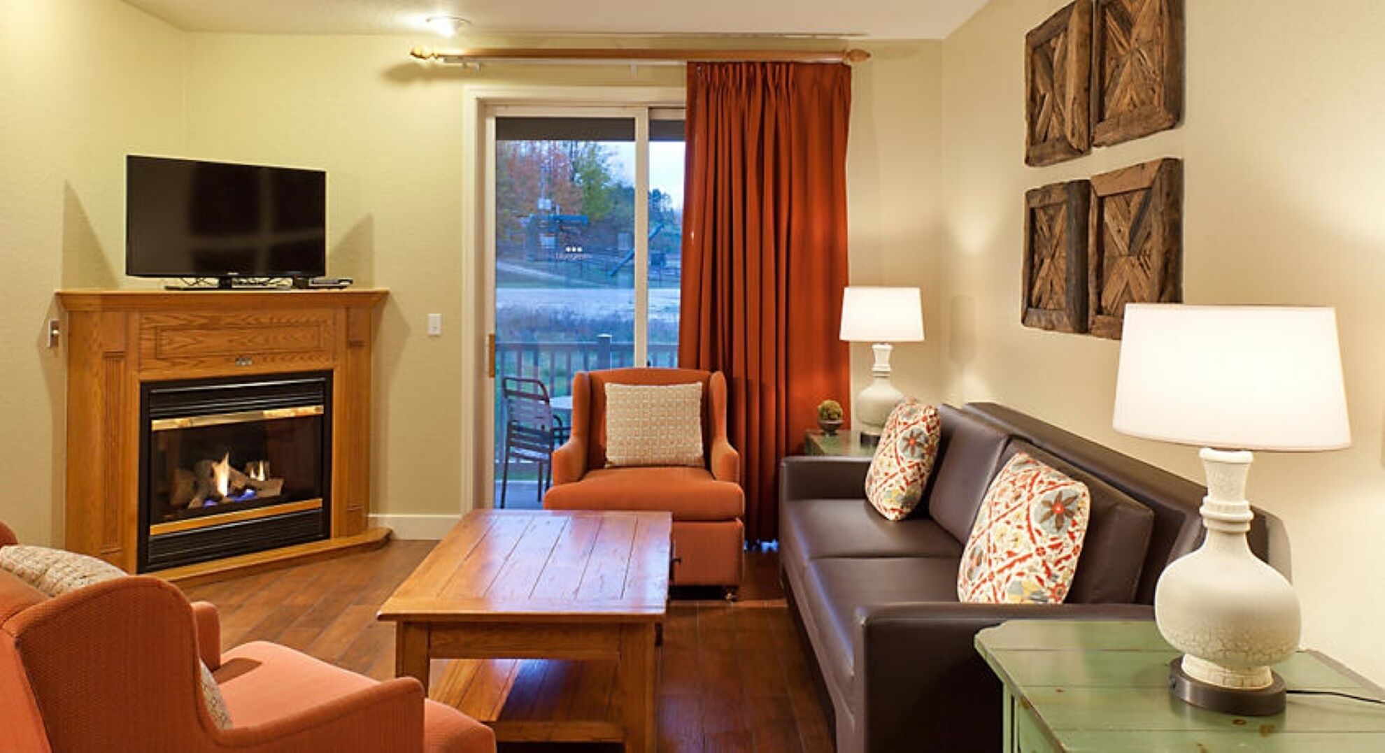 Televisión y chimenea 