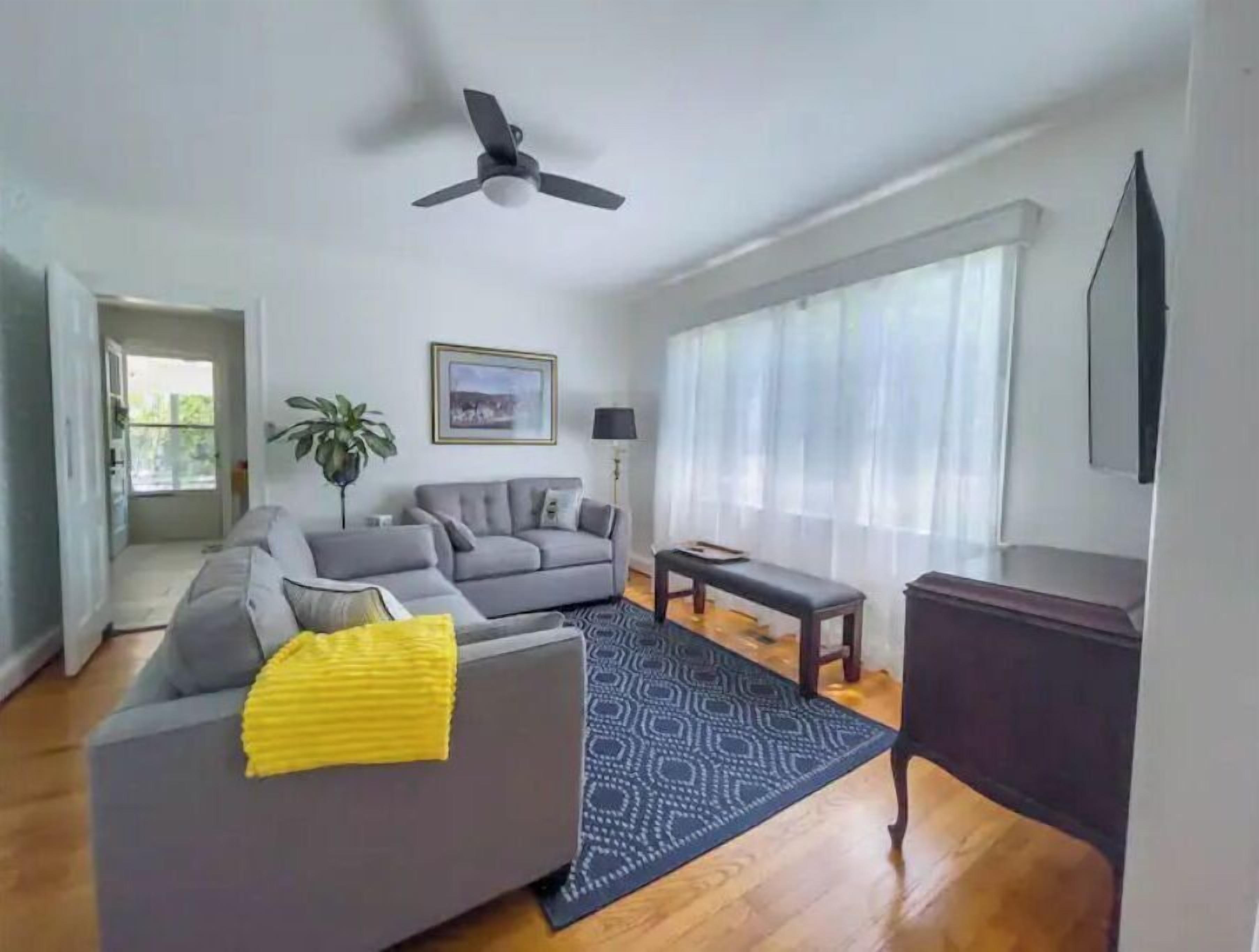 Smart TV, fireplace, books, stereo