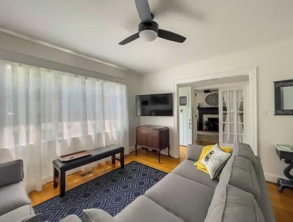 Smart TV, fireplace, books, stereo