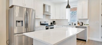 New 16 Ppl Townhouses in Winsdor