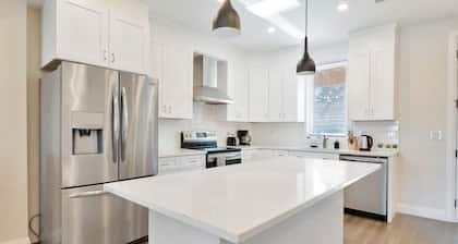 New 16 Ppl Townhouses in Winsdor