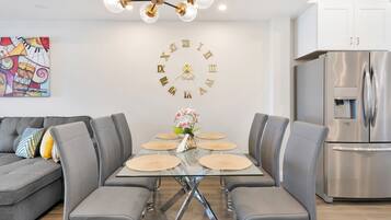 Grand Townhome, 2 Bedrooms, Non Smoking | Dining room
