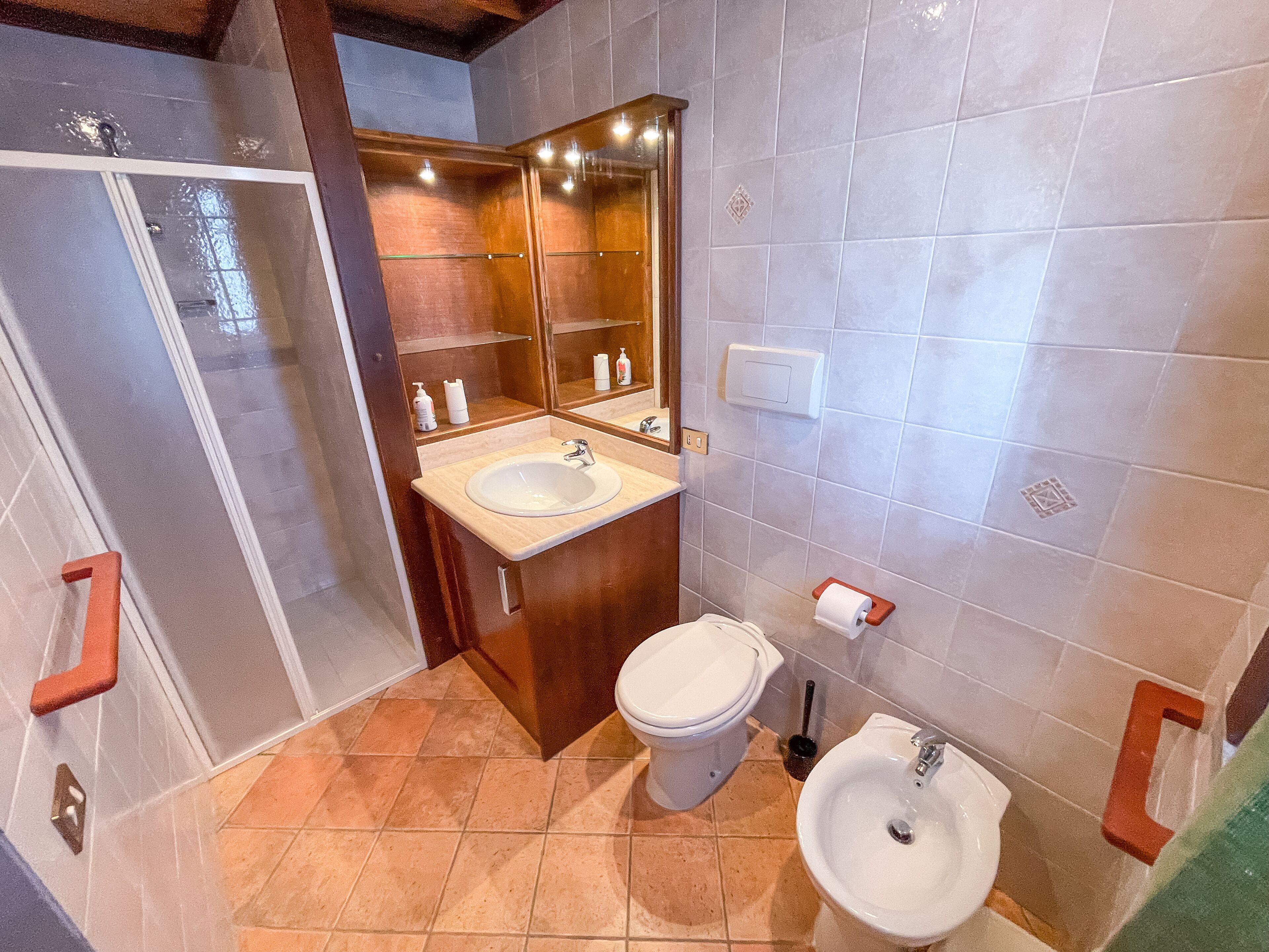 Cheerful 5-bedroom villa with pool and tennis