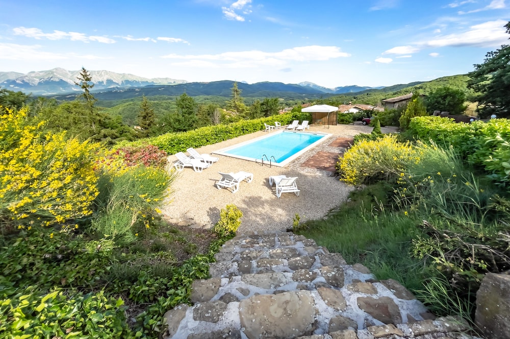 Cheerful 5-bedroom villa with pool and tennis