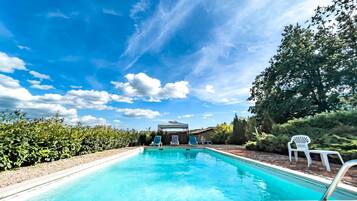 Una piscina al aire libre