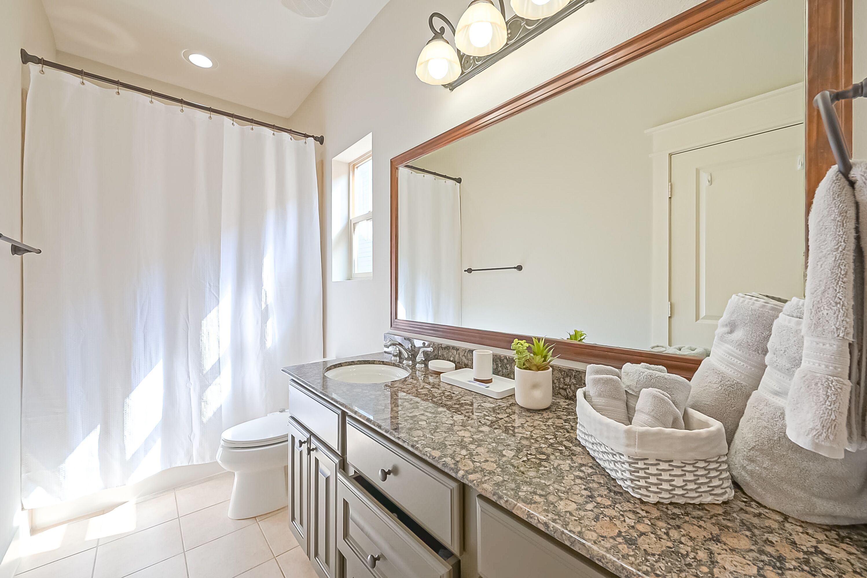 Beautiful home in the Heights. 5 minutes to Memorial Park, Galleria and Downtown