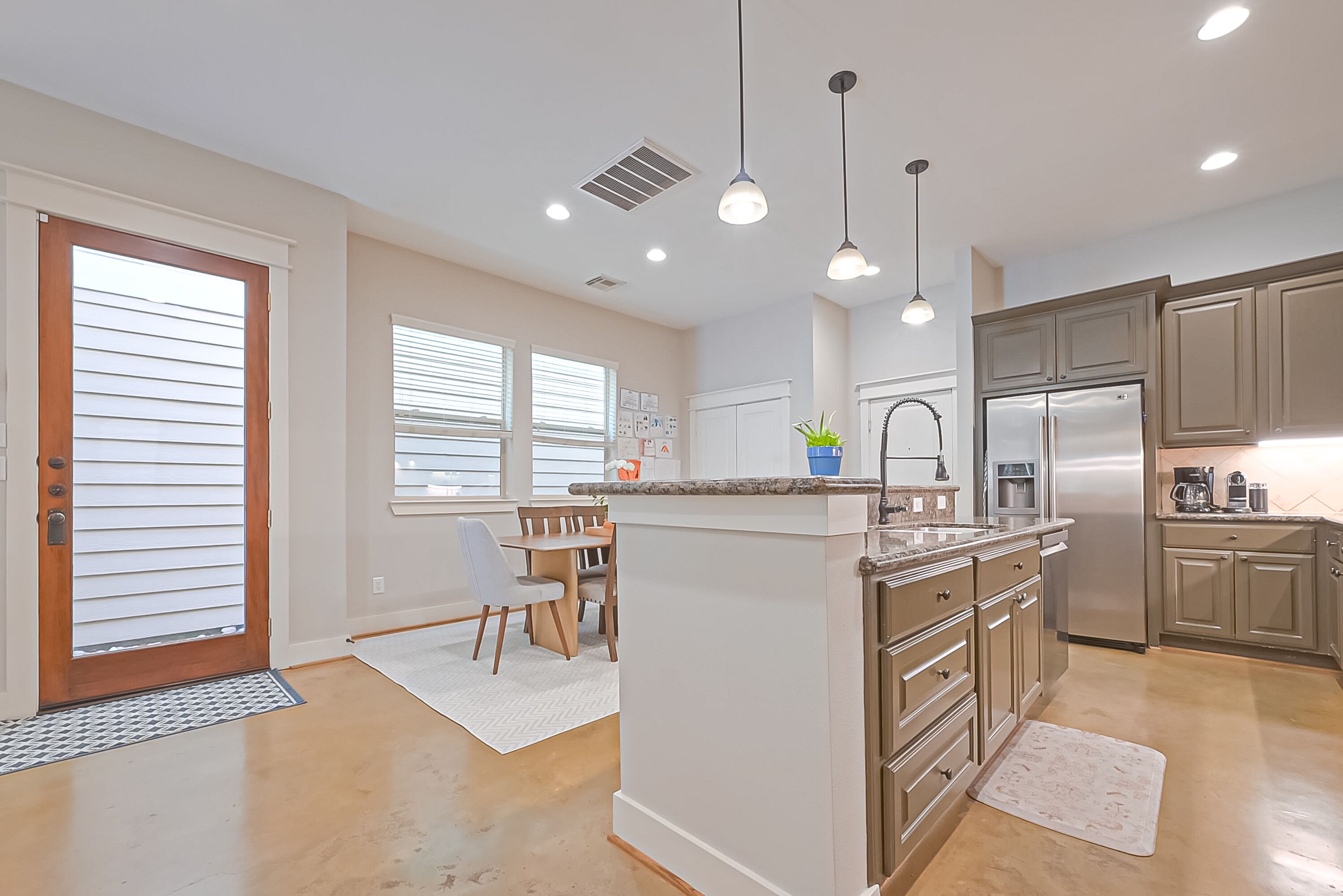 Beautiful home in the Heights. 5 minutes to Memorial Park, Galleria and Downtown