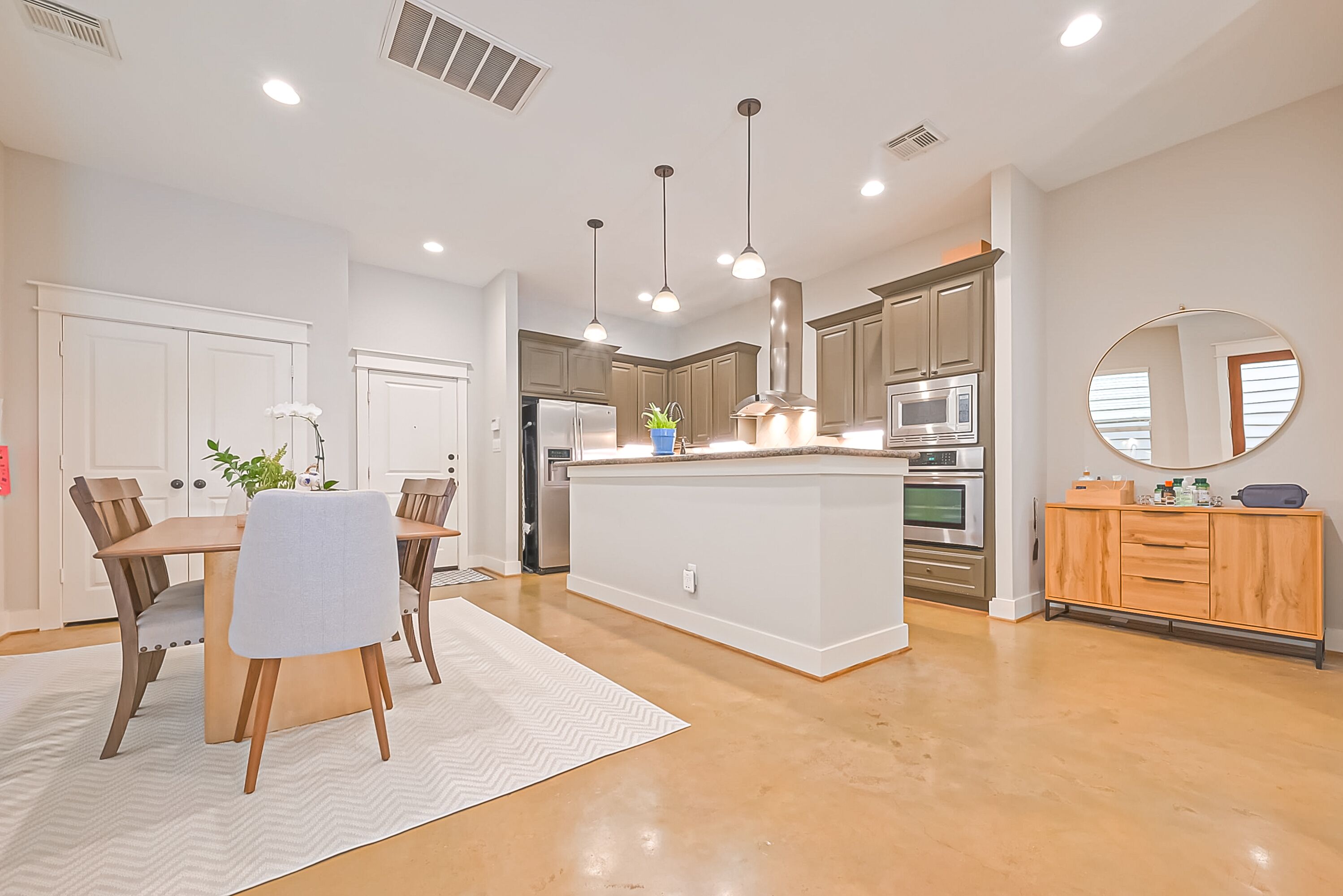 Beautiful home in the Heights. 5 minutes to Memorial Park, Galleria and Downtown