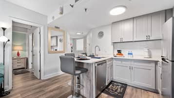 Apartamento básico | Cocina privada | Frigorífico grande, microondas, cafetera o tetera y hervidor eléctrico