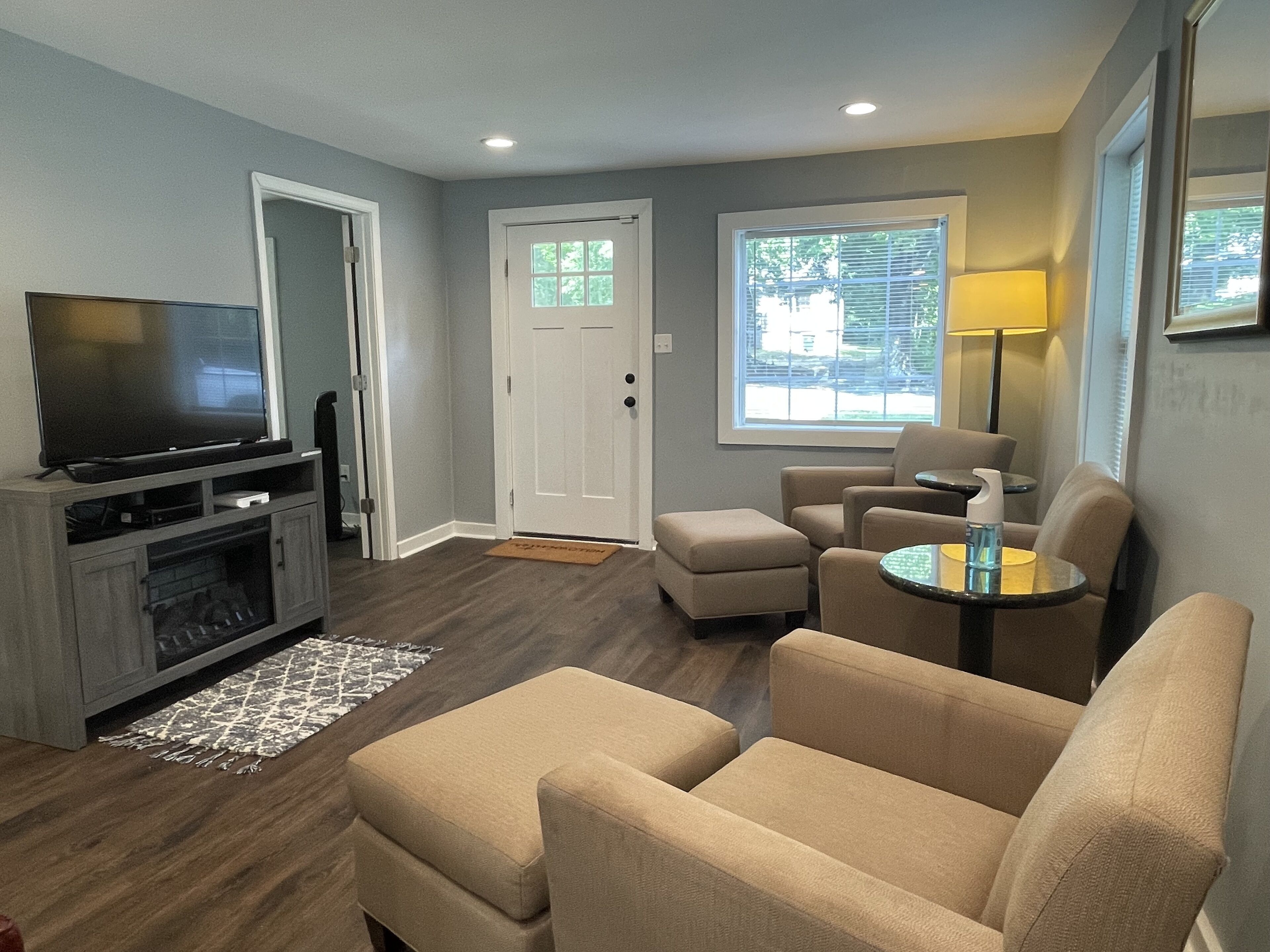 Newly Renovated 2B/2BA Home! Just minutes from dining, shopping & downtown area!