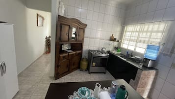 Réfrigérateur, four, plaque de cuisson, bouilloire électrique