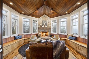 Interior - *5 Star LUX Retreat Pickleball Pool Theater Hottub (New Ringgold)