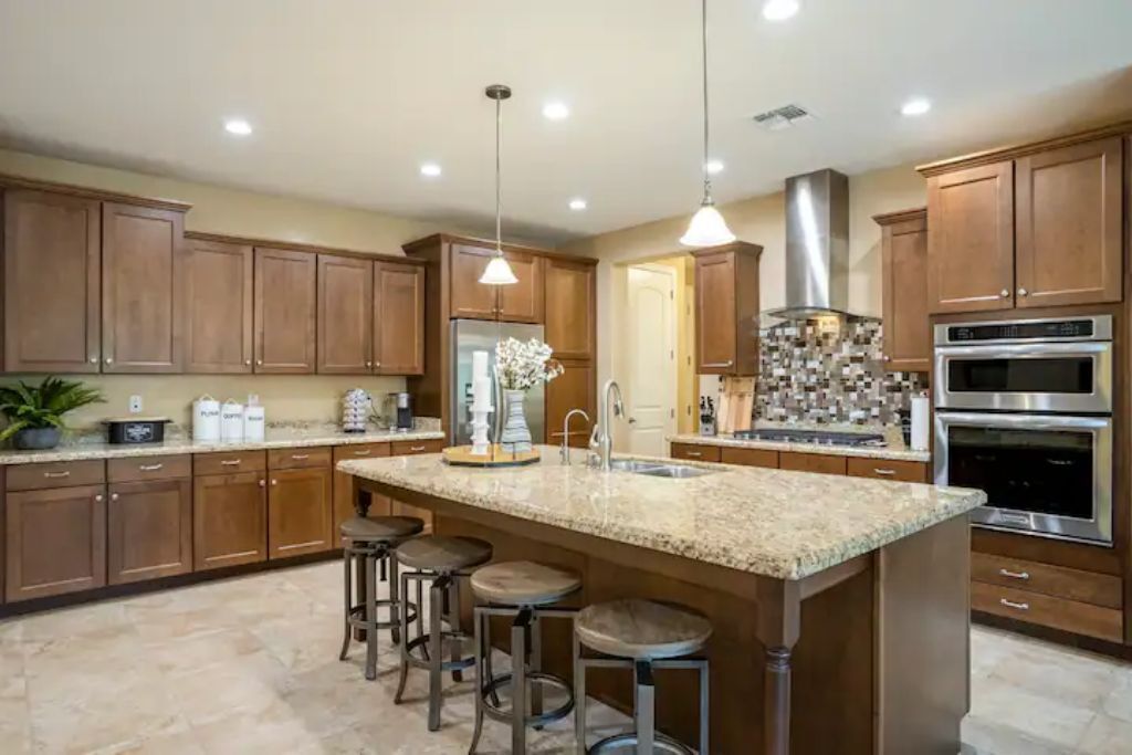 Outdoor Oasis+Spacious Family Home+Walk to Wigwam