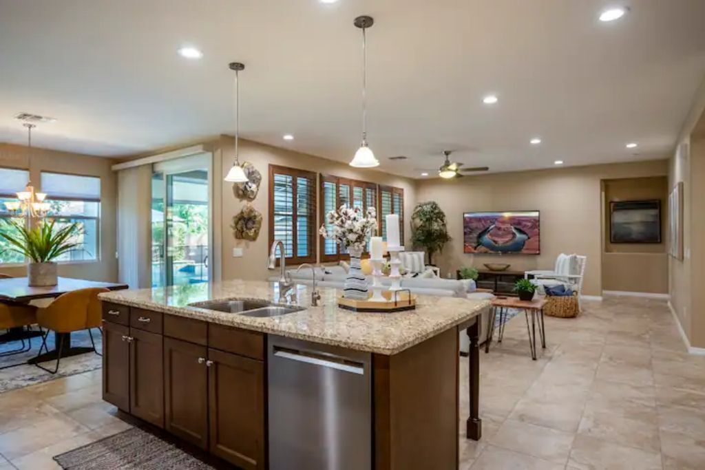 Outdoor Oasis+Spacious Family Home+Walk to Wigwam