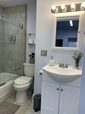 Badewanne, Haartrockner, Handtücher, Seife