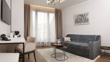 One Bedroom Apartment | Opholdsområde | 43-tommers smart-tv med digitale kanaler, tv, legetøj