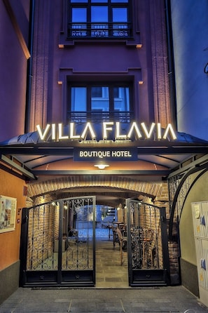 Fachada da propriedade à noite