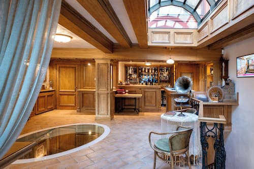 Lobby lounge