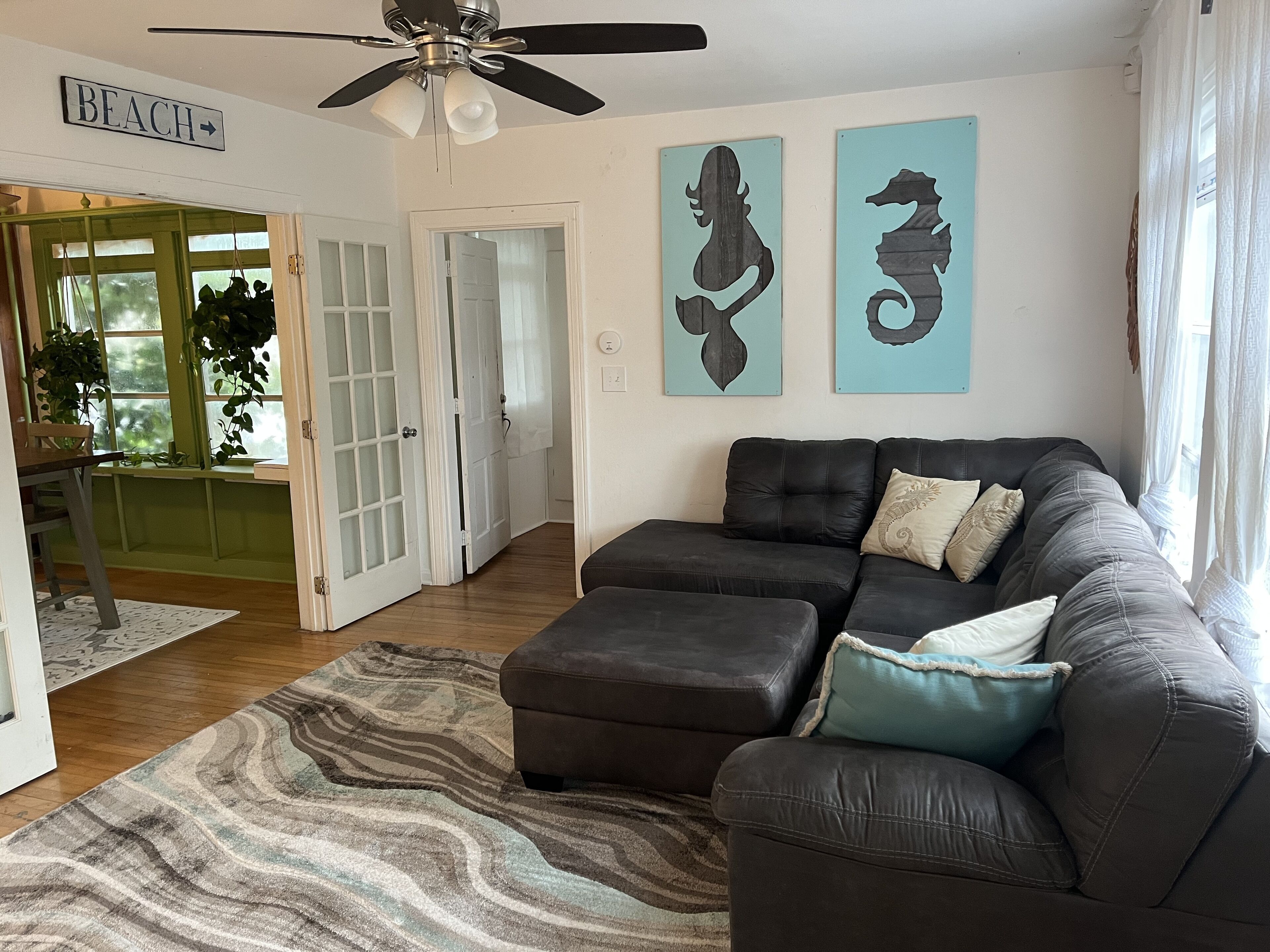 Beach Bungalow— Short walk to Restaurants and Beach